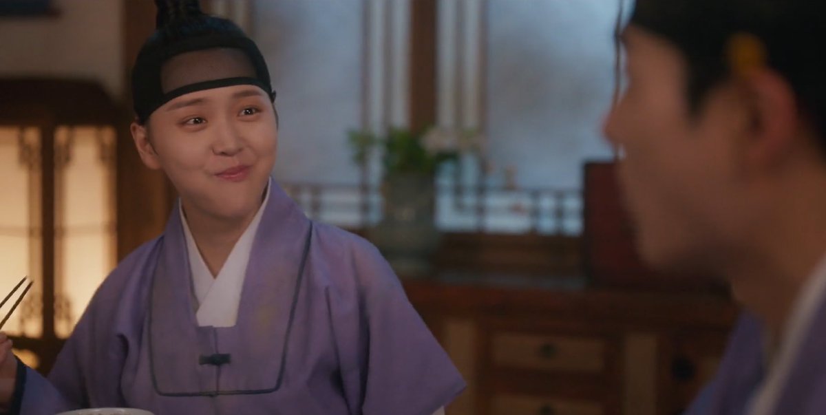 donlyhwan's tweet photo. the intertwined fate of jaeon (deoksu) & junhwa is kinda insanee ! the taffy fortune teller gave her father the name jaehwa for her and he split it with his pal taking jae while his friend takes hwa.
they are literally each other’s half 🥹😭
#CheckInHanyang #CheckInHanyangEp8 https://t.co/amSPVWX12A