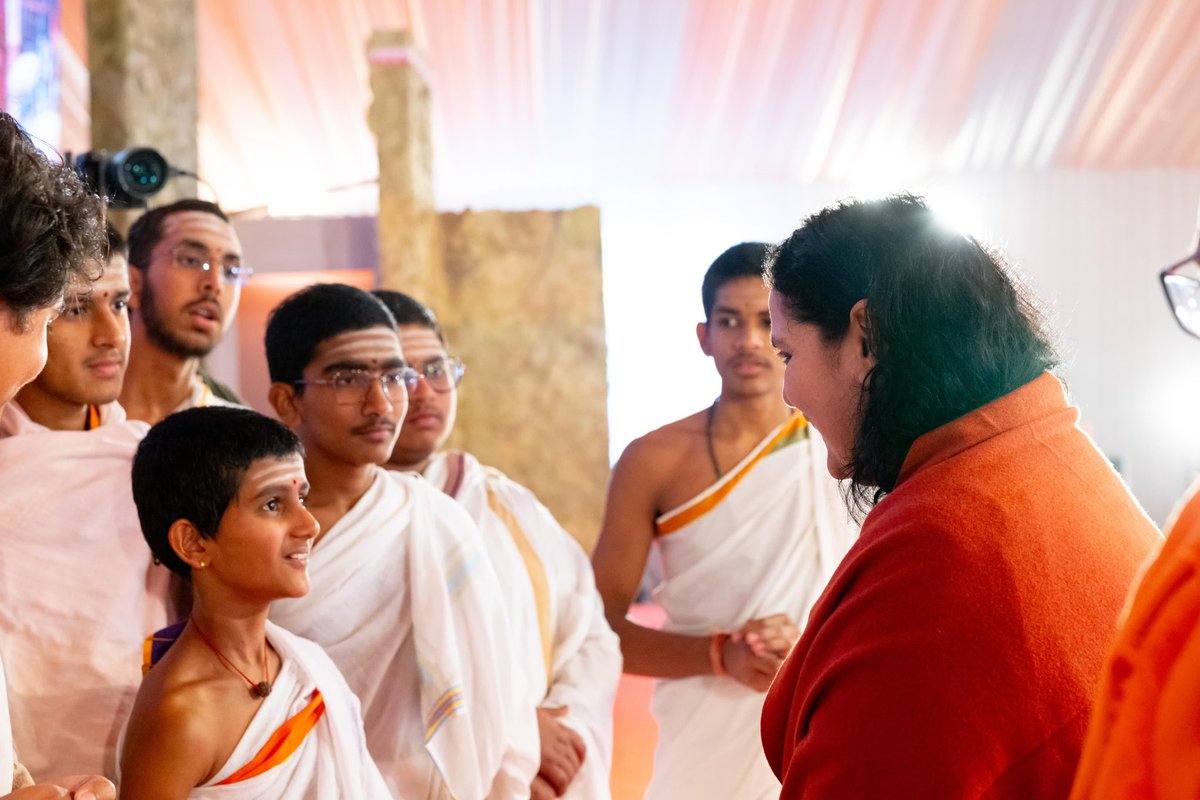 Anandmurti Gurumaa (@gurumaa) on Twitter photo рдорд╣рд╛рдХреБрдВрдн, рдкреНрд░рдпрд╛рдЧрд░рд╛рдЬ рдореЗрдВ рдкрд░рдо рдкреВрдЬреНрдп рдЧреБрд░реБрджреЗрд╡ рдЖрдирдиреНрджрдореВрд░реНрддрд┐ рдЧреБрд░реБрдорд╛рдБ рджреНрд╡рд╛рд░рд╛ рдкреНрд░рдЬреНрдЮрд╛рдкреВрд░реНрдг рдкреНрд░рд╡рдЪрди рд╢реНрд░реГрдВрдЦрд▓рд╛ рдХрд╛ рддреАрд╕рд░рд╛ рджрд┐рдиред
рдЖрдЪрд╛рд░реНрдп рд╢рдВрдХрд░ рд╕рд╛рдВрд╕реНрдХреГрддрд┐рдХ рдПрдХрддрд╛ рдиреНрдпрд╛рд╕ рдХреЗ рдмрдЯреБрдХреЛрдВ рджреНрд╡рд╛рд░рд╛ рд╡реЗрдж рдордВрддреНрд░ рдЙрдЪреНрдЪрд╛рд░рдг рдФрд░ рдЖрддреНрдореАрдп рдЕрднрд┐рдирдВрджрди рдХреЗ рдкрд╢реНрдЪрд╛рддреН рдЧреБрд░реБрджреЗрд╡ рджреНрд╡рд╛рд░рд╛ рджрд┐рдП рдЬреНрдЮрд╛рди рд╡рдЪрдиреЛрдВ рдХрд╛ рд░рд╕рдкрд╛рди рдФрд░ рднрдЬрди рдХреА рдорд╕реНрддреА рдХрд╛ рдЖрдирдВрдж рд▓реЗрддреЗ рдорд╣рд╛рдХреБрдВрдн, рдкреНрд░рдпрд╛рдЧрд░рд╛рдЬ рдореЗрдВ рдкрд░рдо рдкреВрдЬреНрдп рдЧреБрд░реБрджреЗрд╡ рдЖрдирдиреНрджрдореВрд░реНрддрд┐ рдЧреБрд░реБрдорд╛рдБ рджреНрд╡рд╛рд░рд╛ рдкреНрд░рдЬреНрдЮрд╛рдкреВрд░реНрдг рдкреНрд░рд╡рдЪрди рд╢реНрд░реГрдВрдЦрд▓рд╛ рдХрд╛ рддреАрд╕рд░рд╛ рджрд┐рдиред
рдЖрдЪрд╛рд░реНрдп рд╢рдВрдХрд░ рд╕рд╛рдВрд╕реНрдХреГрддрд┐рдХ рдПрдХрддрд╛ рдиреНрдпрд╛рд╕ рдХреЗ рдмрдЯреБрдХреЛрдВ рджреНрд╡рд╛рд░рд╛ рд╡реЗрдж рдордВрддреНрд░ рдЙрдЪреНрдЪрд╛рд░рдг рдФрд░ рдЖрддреНрдореАрдп рдЕрднрд┐рдирдВрджрди рдХреЗ рдкрд╢реНрдЪрд╛рддреН рдЧреБрд░реБрджреЗрд╡ рджреНрд╡рд╛рд░рд╛ рджрд┐рдП рдЬреНрдЮрд╛рди рд╡рдЪрдиреЛрдВ рдХрд╛ рд░рд╕рдкрд╛рди рдФрд░ рднрдЬрди рдХреА рдорд╕реНрддреА рдХрд╛ рдЖрдирдВрдж рд▓реЗрддреЗ