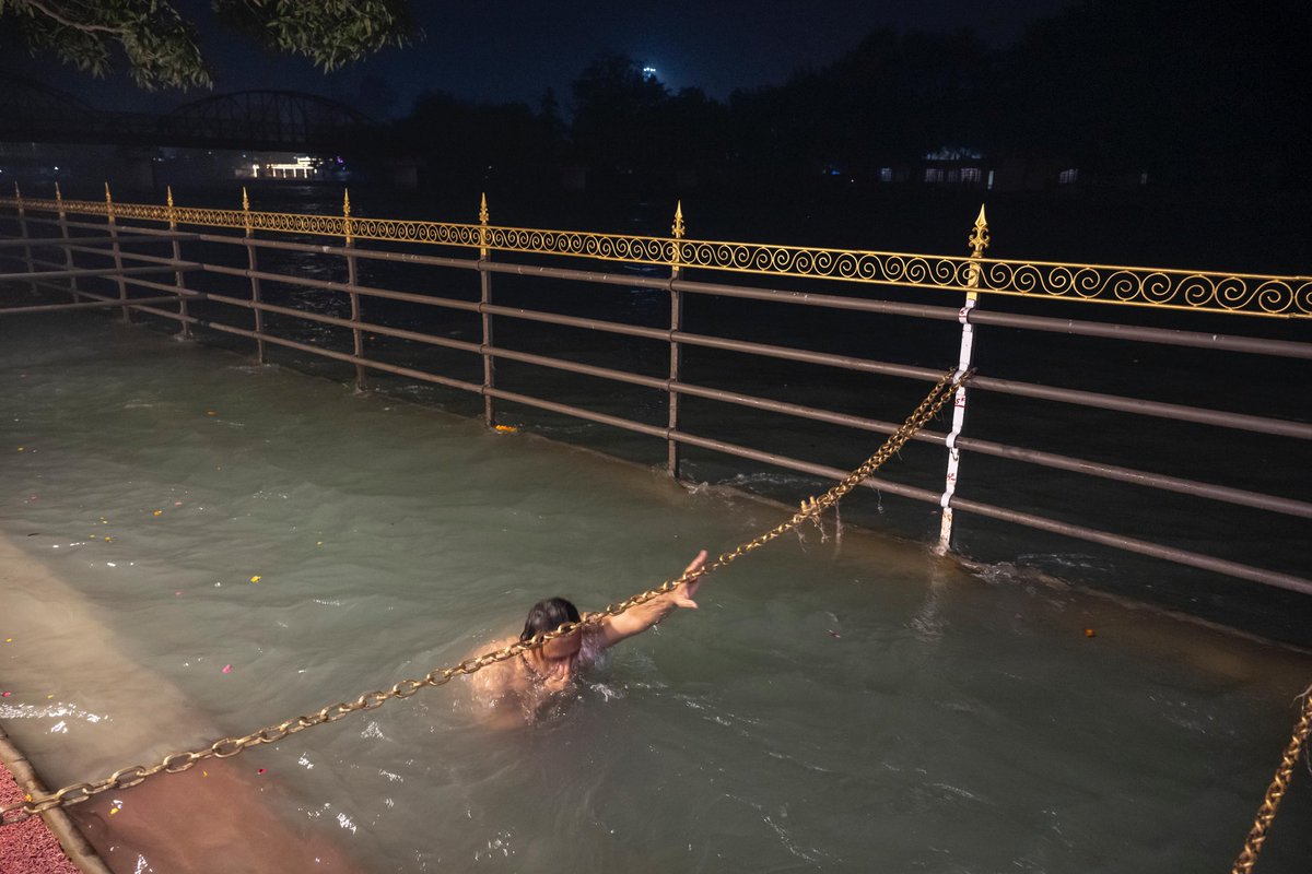 yadavakhilesh's tweet photo. मकर संक्रांति के पावन पर्व पर लिया माँ गंगा का आशीर्वाद। https://t.co/Rx1ZRHsH7m