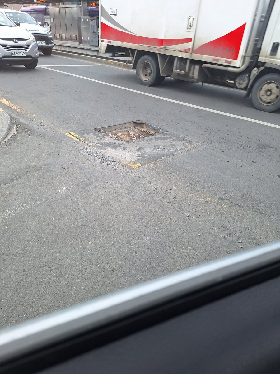 joshecastillo's tweet photo. Buenos días su ayuda arreglando esta tapa ubicada en la última parada del tranvía, sector parque industrial @ETAPAOficial https://t.co/AB6KkayQhg