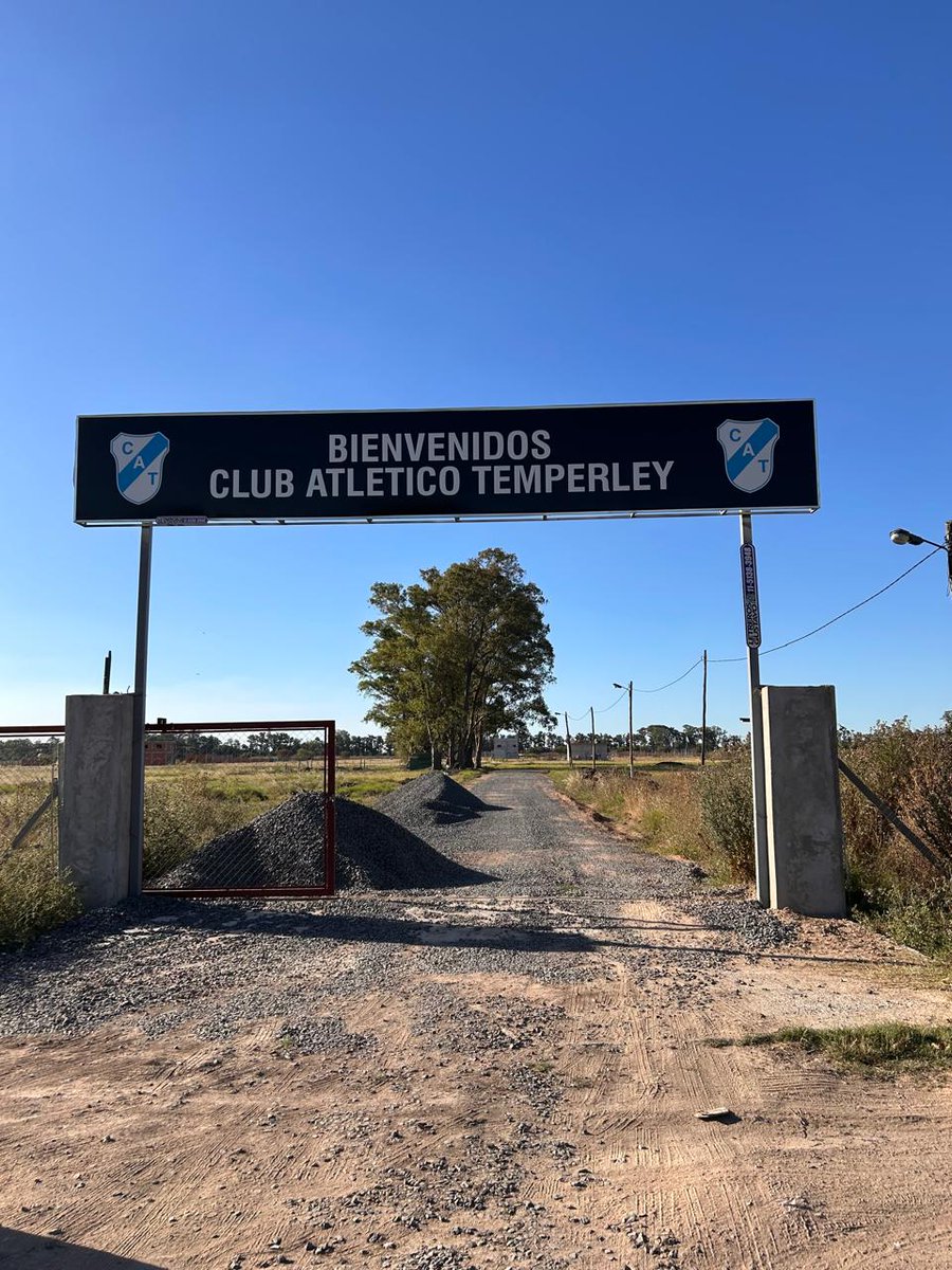 TemperleyOK's tweet photo. 👷🏼‍♂️🚧 RECORRIDA POR EL PREDIO DE GUERNICA

El presidente de Temperley, Alberto Lecchi, junto al vicepresidente segundo, Aníbal Cariaga, representantes de la CD y de la Subcomisión de Socios Arquitectos participaron junto a la empresa constructora de una recorrida por el predio. https://t.co/eu7PVyL6zf
