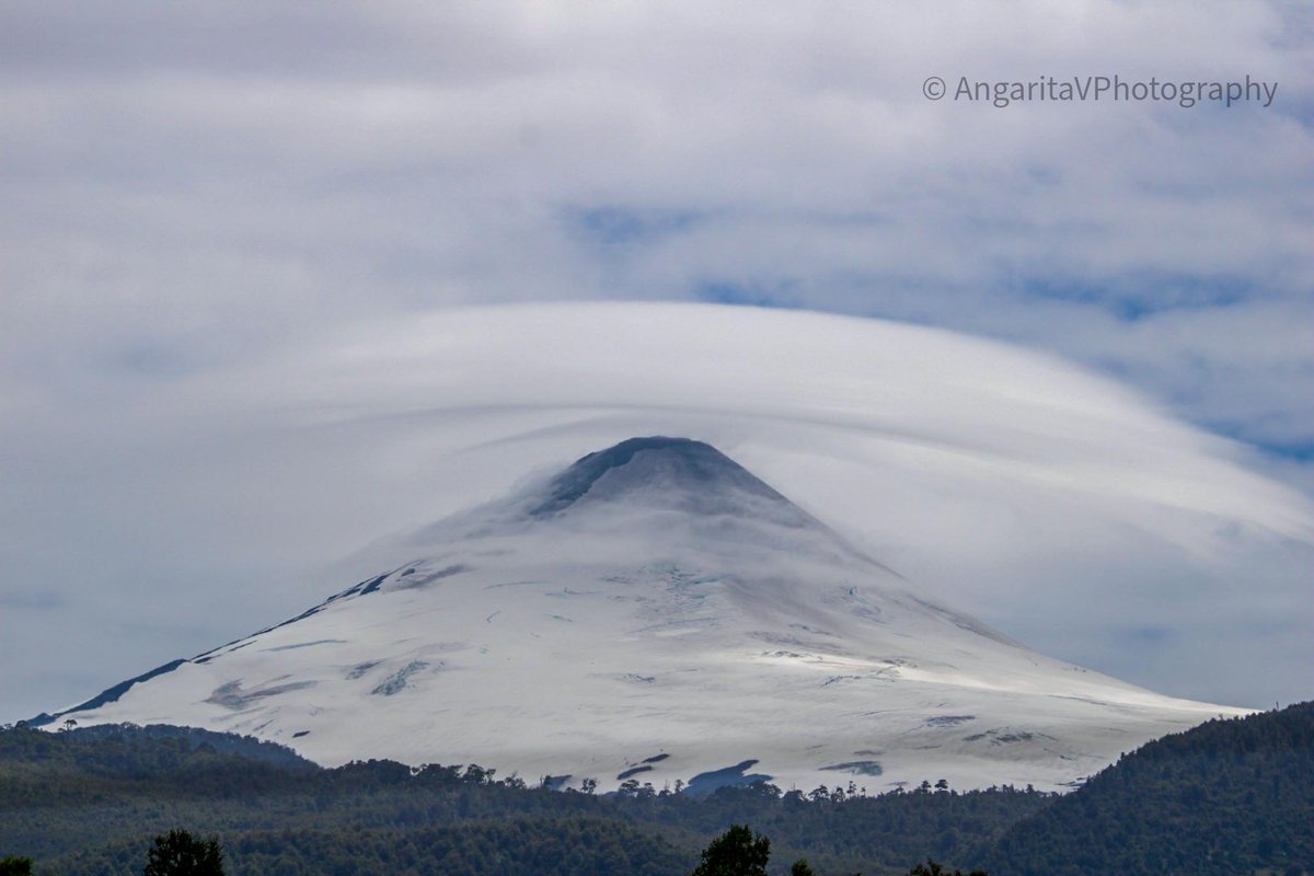 AngaritaV's tweet photo. El Volcán Villarrica con su sombrero de verano para las lluvias que se aproximan #Coñaripe https://t.co/zxvHkEFJvQ