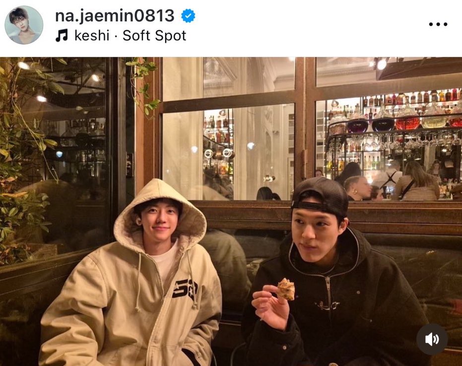 แล้วดูสิ่งที่ฮีนำเสนอ ไหล่ซบ ป้อนข้าว ยกขา พร้อมเพลง soft spot ฮีต้องการจะสื่ออะไร