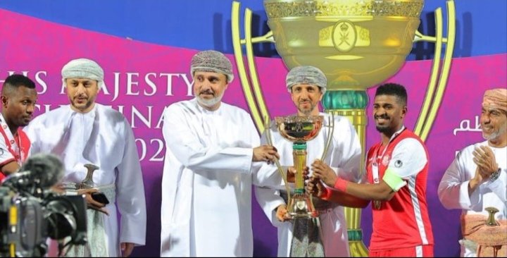adil_m_alrawas's tweet photo. زعيم الكره العمانيه يحقق كأس السوبر والبطوله ٣٠..ويواصل تحقيق الأرقام القياسيه..لم يعبأ بالظروف ولا تخلي إتحاد الكره فحقق خلال أشهر قليله بطولتين كأس السلطان أمام النهضه والسوبر أمام السيب المدججه بلاعبي المنتخب..قلنا لكم ظفار أخذ من ظفار القوه والصلابه..وسلطان بدر يرد اليوم بقوه https://t.co/uiwwMNVtaP