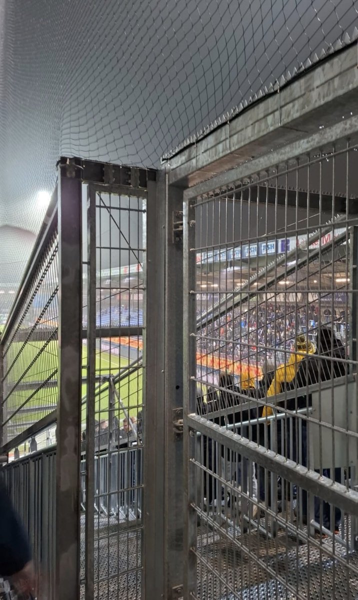 HrUnterberg's tweet photo. Mann muss schon sagen... Der Umbau nach DFL-Vorgaben hat es alles schon ziemlich beschissen gemacht...
#fickdichdfl #KSVBVB #gästeblock #dfl https://t.co/0m6pSMvzC3