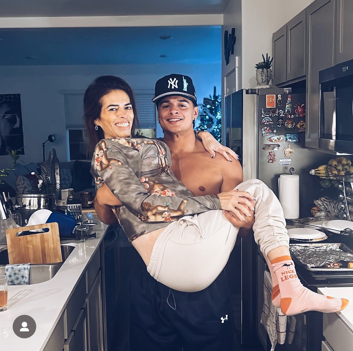 diegograteronn's tweet photo. Keep fighting mom. You are the reason why I am who I am today, why I have no quit in me. #cancerwarrior 🙌🏾🖤 https://t.co/mugcY5XWrL