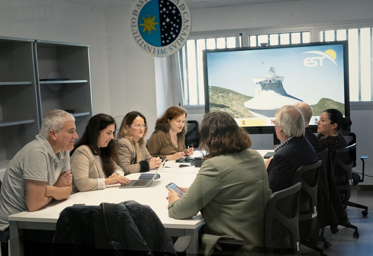 IAC_Astrofisica's tweet photo. La viceconsejera de Planificación Territorial de @territoriocan_ del Gobierno de Canarias, Elena Zárate Altamirano, ha visitado la sede de #IACTEC para conocer el proyecto @estsolarne que se proyecta en #LaPalma
https://t.co/7ytBvekhYU https://t.co/bcYiOs1EQE