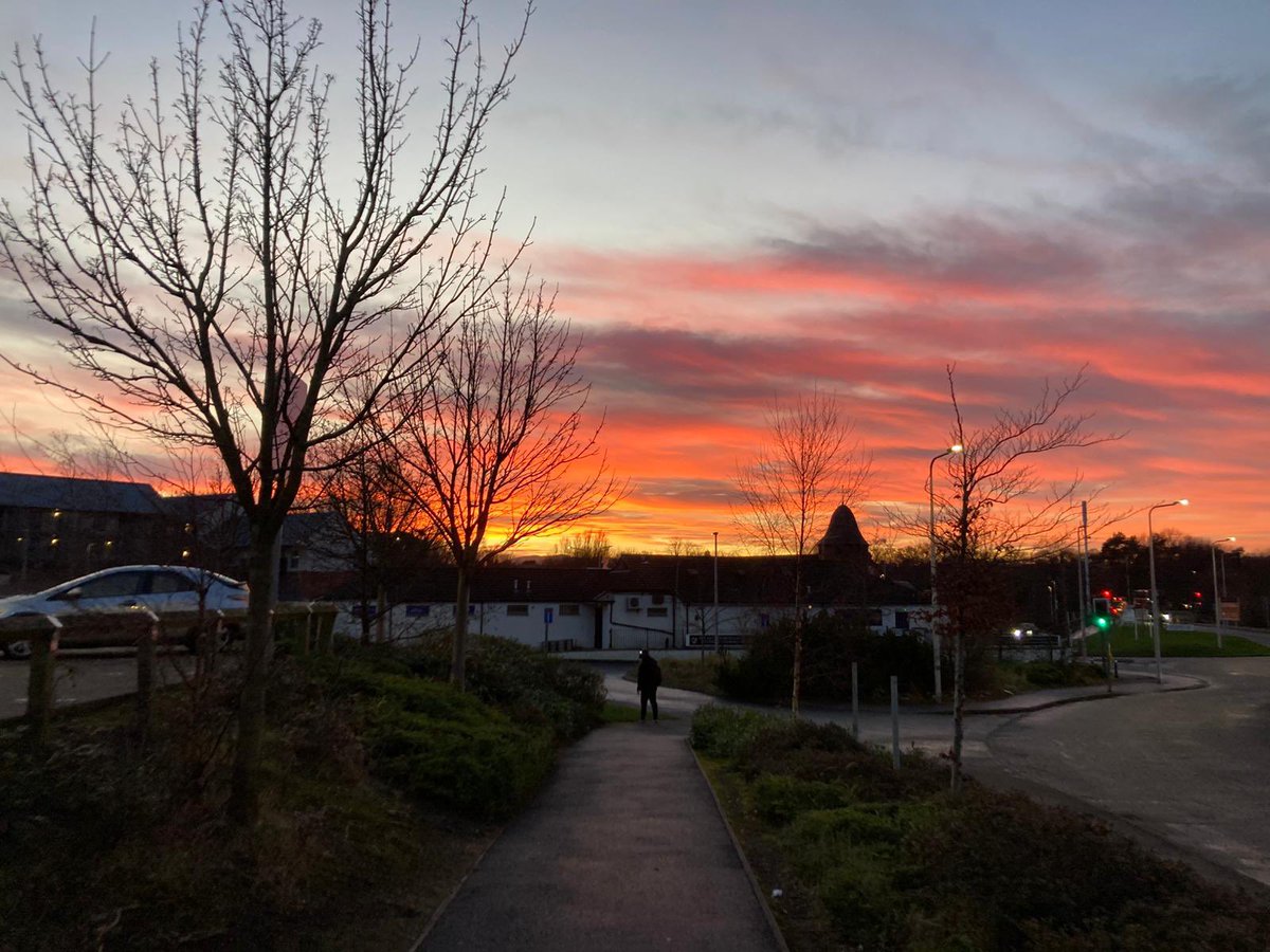 MussTrail's tweet photo. Such a pretty sunset this evening. 🌅 #Musselburgh #EastLothian #RiverEsk 

(📷: B Walsh, mobile snaps.) https://t.co/Q5HPfxsDRa