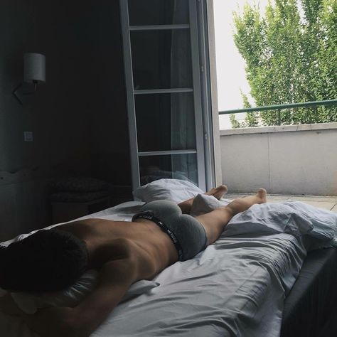 Sempre depois de um dia cheio, Yuri adora deitar e dormir 😔