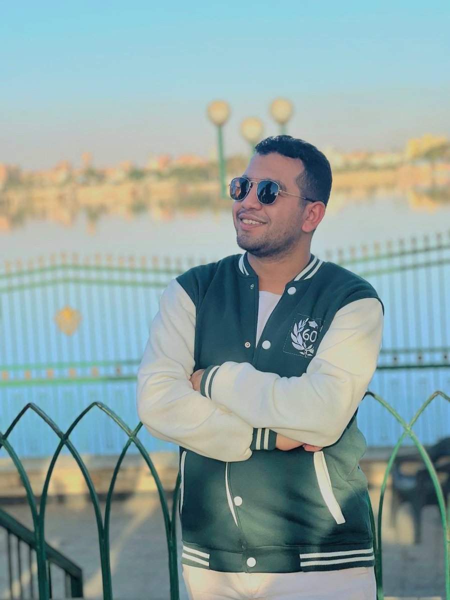 بسم الله الرحمن الرحيم 
(قُلْ بِفَضْلِ اللَّهِ وَبِرَحْمَتِهِ فَبِذَٰلِكَ فَلْيَفْرَحُوا هُوَ خَيْرٌ مِّمَّا يَجْمَعُونَ)   صدق الله العظيم 
لقد كان حلمًا وأصبح اليوم حقيقة ، تخرجت بكل فخر وامتنان والحمد لله رب العالمين .

هذه البداية فقط والقادم أعظم بإذن الله.

#تخرج_الحمد_لله