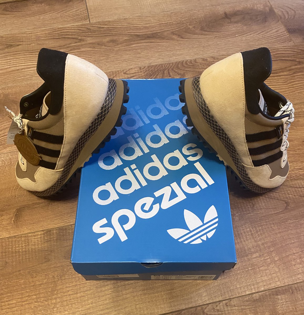 Glenntravel's tweet photo. Thanks in no small part to @fennerstweets I’ve finally got my hands on the only new pair of Adidas trainers that I actually wanted but missed out on last year, the @adidasoriginals and @endclothing collaboration on these is superb #adidasspzl #endclothing #adidasxendbythesea https://t.co/4QRnrsmYNJ