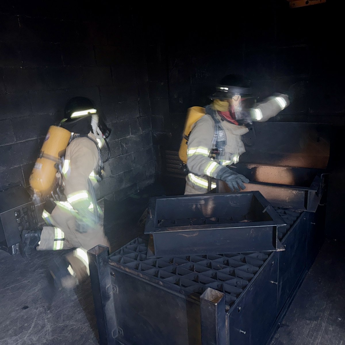 MSFireAcademy's tweet photo. #Class213 learning Search & Rescue in week 2, left and right hand patterns (weโll add smoke later)! #MSFA https://t.co/0DSvPbGF6d