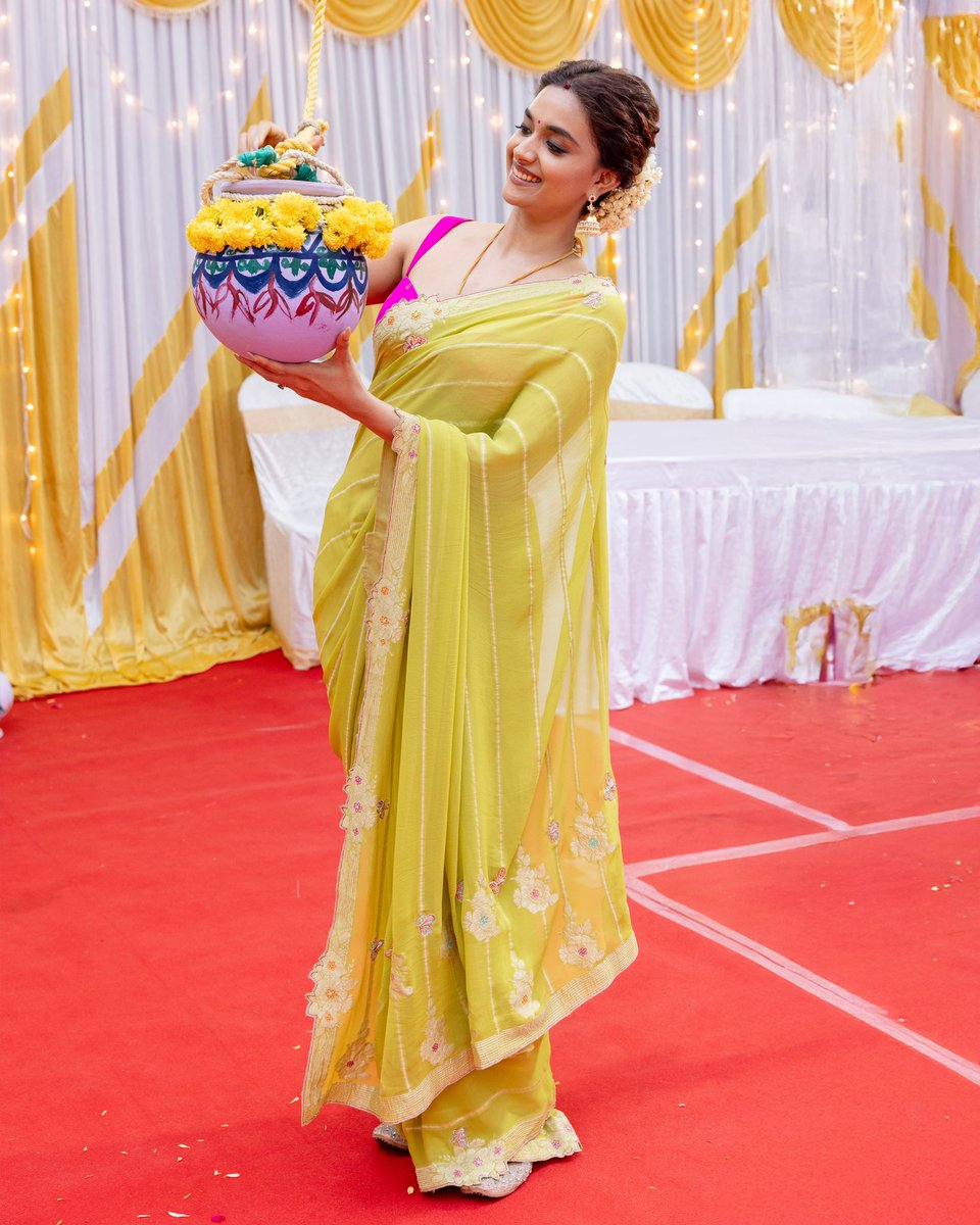 KeerthyOfficial's tweet photo. Couldn’t be happier celebrating our Thala Pongal with my office and @TheRoute family 🤗

Wishing everyone a beautiful Pongal, Makar Sankranti &amp; Lohri! 🌾🍯🎋 https://t.co/OeR1XDfNWO