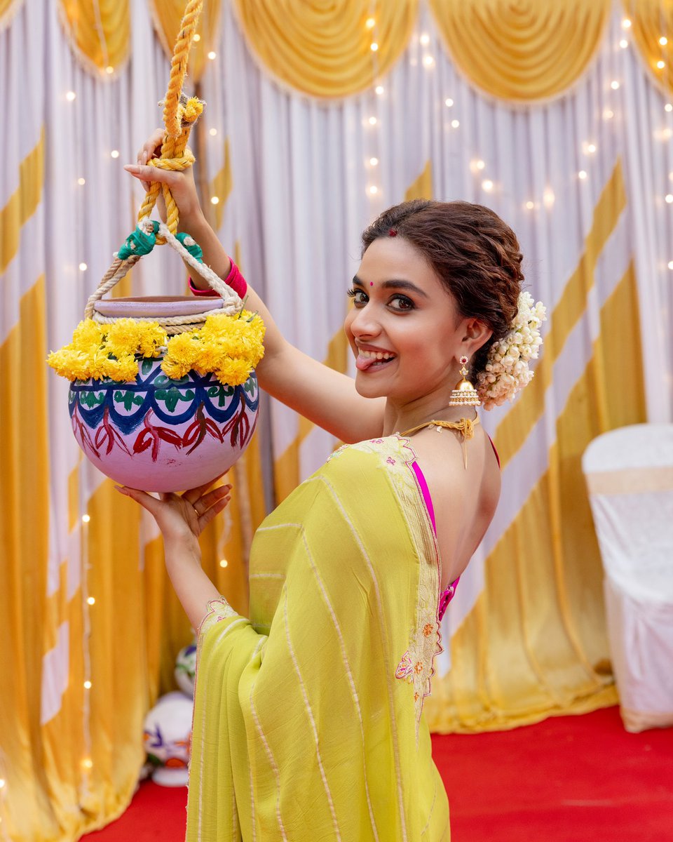 KeerthyOfficial's tweet photo. Couldn’t be happier celebrating our Thala Pongal with my office and @TheRoute family 🤗

Wishing everyone a beautiful Pongal, Makar Sankranti &amp; Lohri! 🌾🍯🎋 https://t.co/OeR1XDfNWO