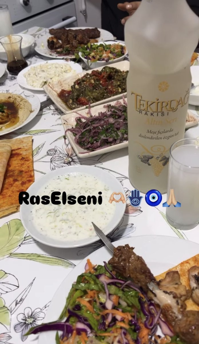 Selcanacar25's tweet photo. Sadece mınınnalar yeni yıla 2 defa girer😂
Kutlu olsun.!🫶🏼 #Raselseni https://t.co/J9ZYxRyxbQ