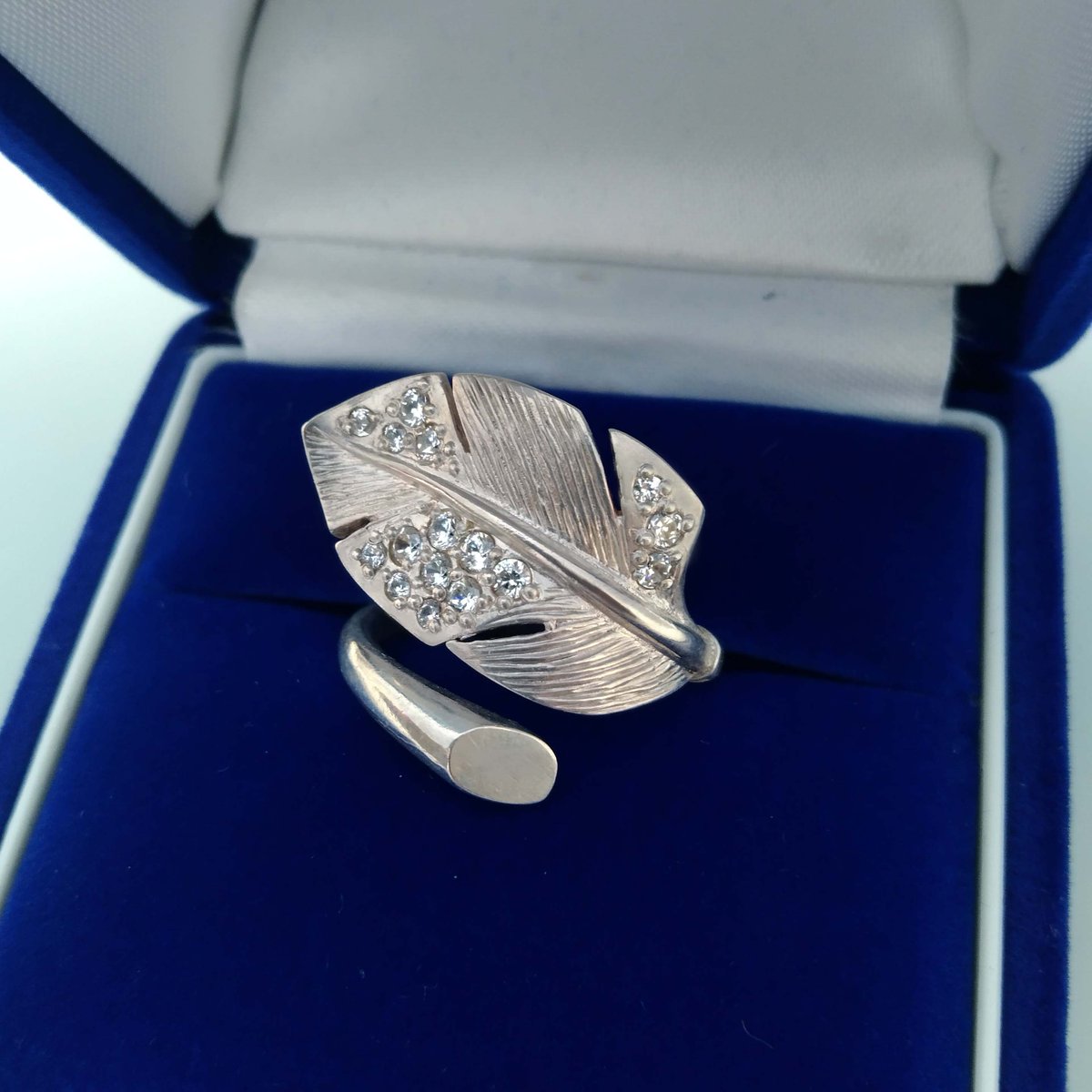 SoChicFinds's tweet image. Angel Feather CZ 925 Silver Adjust Ring, Open Wrap Band Sterling Silver Ring Size 8, Cubic Zirconia Protective Boho Jewelry etsy.me/4gPRVJF через @Etsy