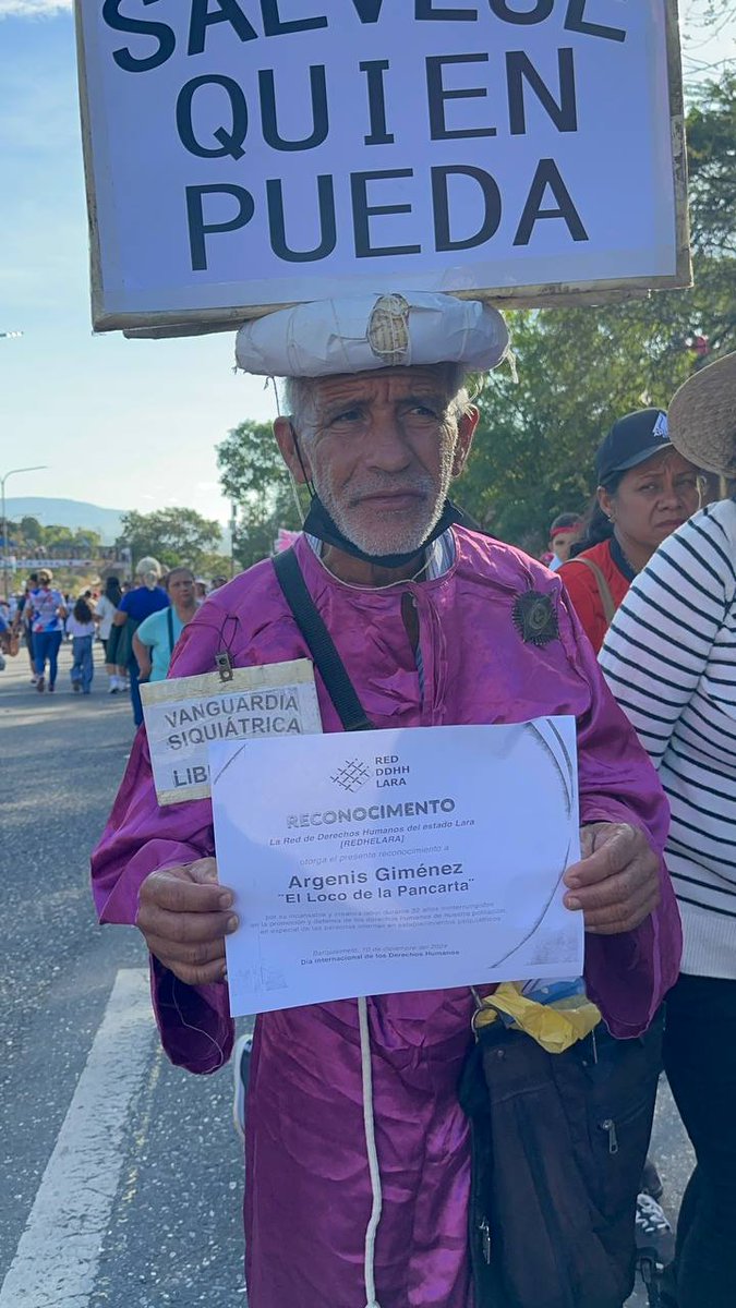 ReporteYa's tweet photo. #14Ene #Lara #DivinaPastora 
Argenis "El loco de la pancarta" vestido de nazareno, acompaña a la Divina Pastora https://t.co/xlQIZOP4ET - @elimpuIsocom