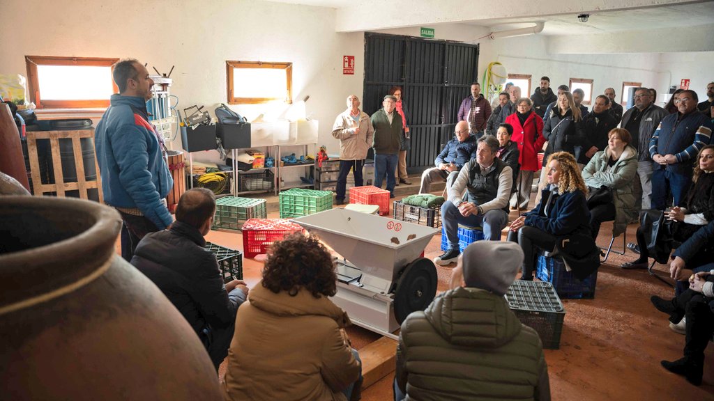 offwines's tweet photo. Día inolvidable en El Barraco durante la presentación de Angliru, el vino natural de Chapi Wines inspirado en el #Chava Gracias @paco_mancebo @DNavass @Santiblancogil @PHorrillo por vuestro cariño 💙 https://t.co/Ygj5s8eNd0