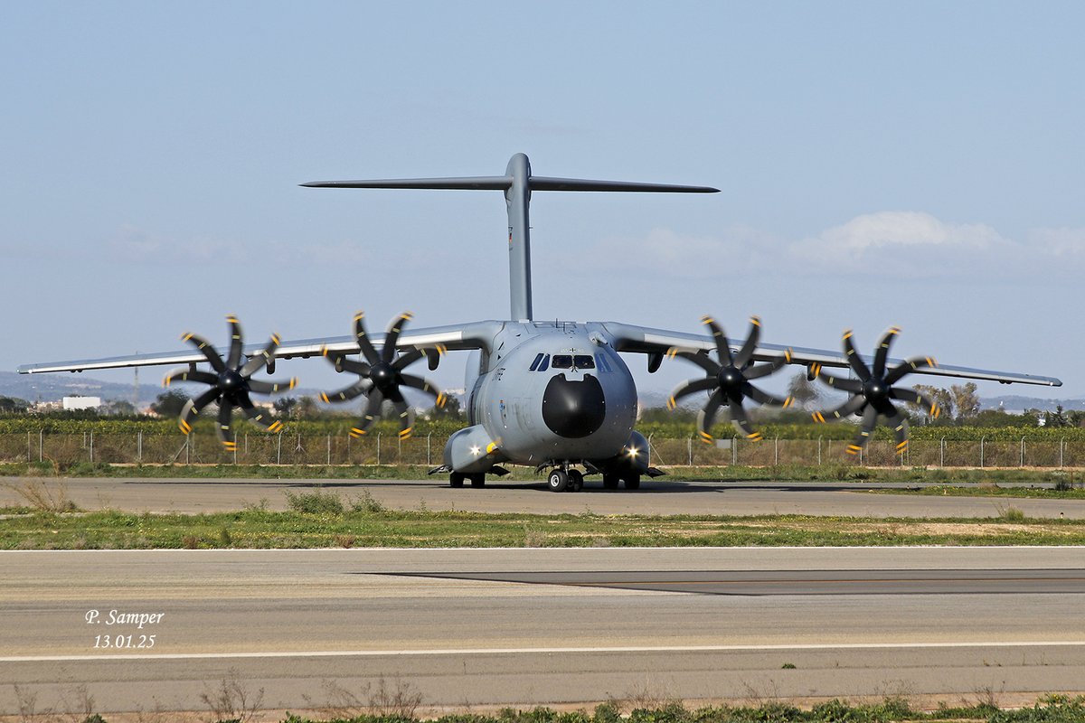 Breve escala en la #BASanJavier  de este  <a href="/AirbusDefence/">Airbus Defence</a> #A400M (GAF 101) del <a href="/Team_Luftwaffe/">Team Luftwaffe</a>  procedente de base de Wunstorf en la Baja Sajonia (noroeste de Alemania), sede del  ala de transporte 62 o LTG62 (Lufttransportgeschwader 62). <a href="/SpottersMurcia/">Spotters Murcia</a>