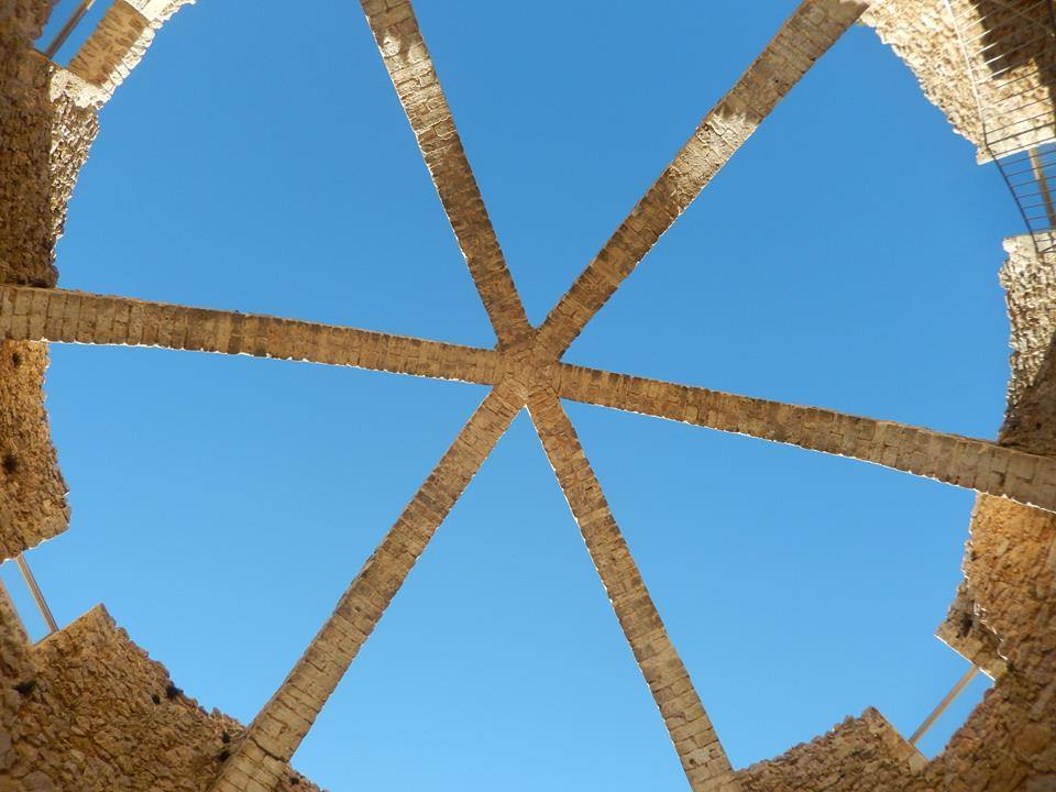 A l'interior d'una cava arribes a notar el fred d'un temps passat no molt llunyà. Arcs restaurats de la Cava Gran, també anomenada Cava Arquejada.