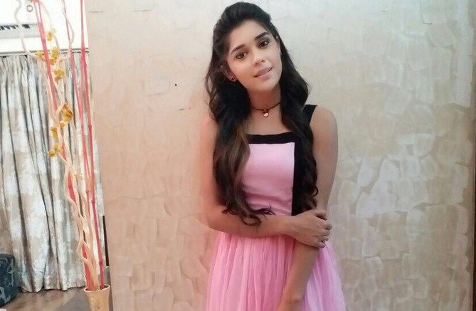 MogaliReports's tweet photo. Did you recognize her ... A rare pic of a Bigg Boss contestant .

Name her ????

#BiggBoss18 #BiggBoss #BB18Fans 
#bb18livefeed #SalmanKhan𓃵 #BB18WithBiggBoss_Tak #BB18 https://t.co/Sic7QKA4Md