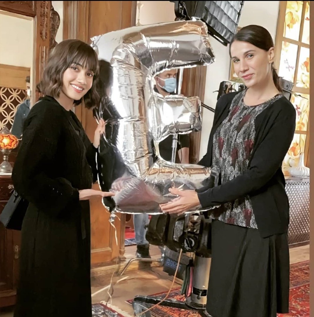 fan_alayca's tweet photo. Ezo ve Esma #Elkızı #SevdaErginci https://t.co/qvlbkjJXIV