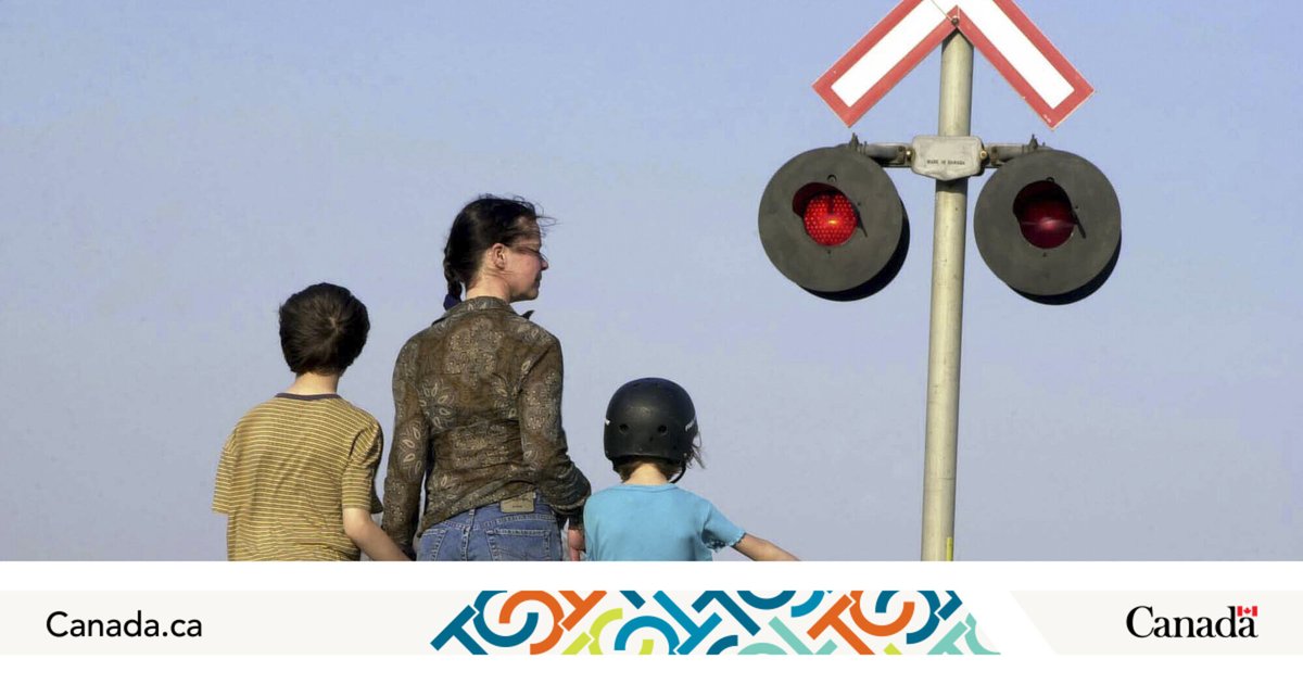Transport_gc's tweet image. When walking near trains and railway property, always keep a safe distance. Don’t use it as a shortcut as it could cut your life short. Be safe and use designated crossings. 🚈 

Learn more to help #StopTrackTragedies: ow.ly/Ysfa50UCCcC