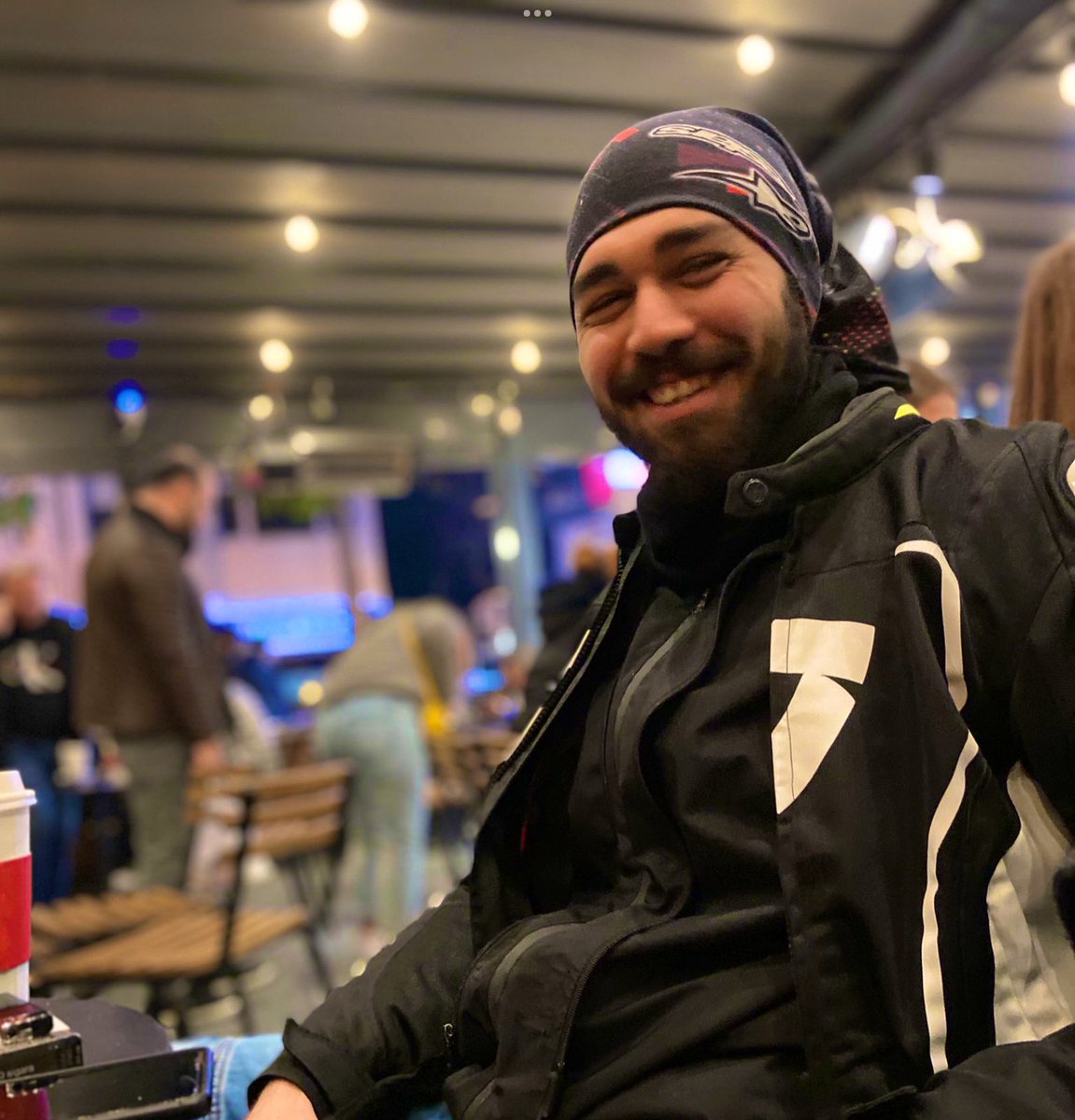 Fotoğrafta gördüğünüz kişi, kardeşim Samet Özgül. 

Gazi Üniversitesi öğrencisi ve motokurye olarak çalışan Samet, 5 Kasım 2022’de Ankara’da trafikte uyardığı üç kişi tarafından canice katledildi. Sabıkalarında uyuşturucu dahil 20 ayrı suç olan iki kişi serbest bırakıldı, baş