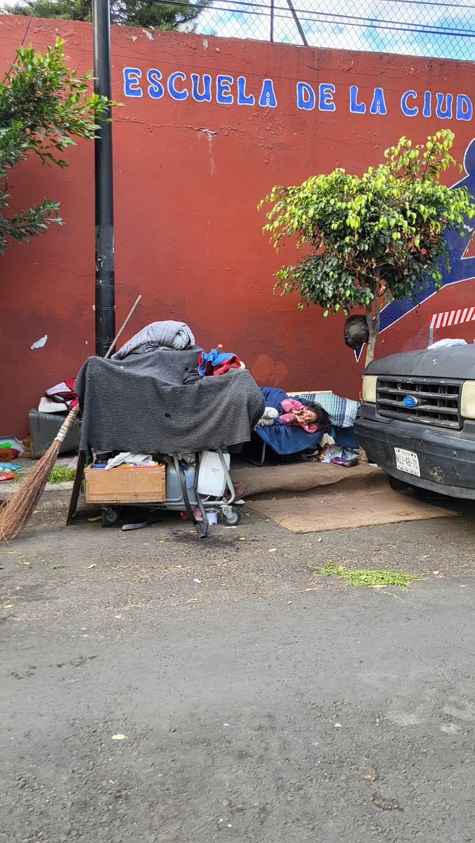 diana_zb's tweet photo. @AlessandraRdlv Que padre que festejemos tu cumple pero ayúdanos a que las personas en situación de calle que maltratan animales,que secuestran la calle, que se orinan y drogan cerca de escuelas y niños sean reubicados no es posible que ahora además de animales tengan niños en lugares insalubres https://t.co/9vA1ROdTiP