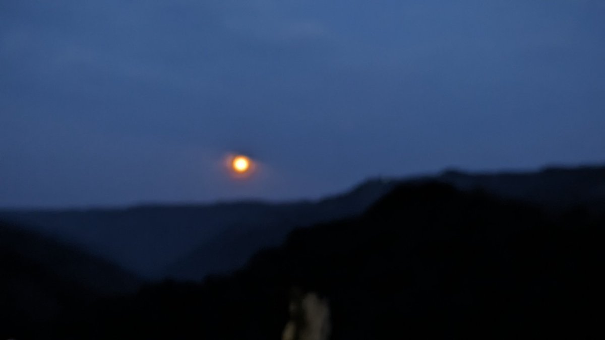 Anima_1518's tweet photo. Días mágicos de porrito en el río 🍁 y una hermosa luna entre los pliegues de la Cumbre andina ❤️✨ https://t.co/KVpqpScDzp