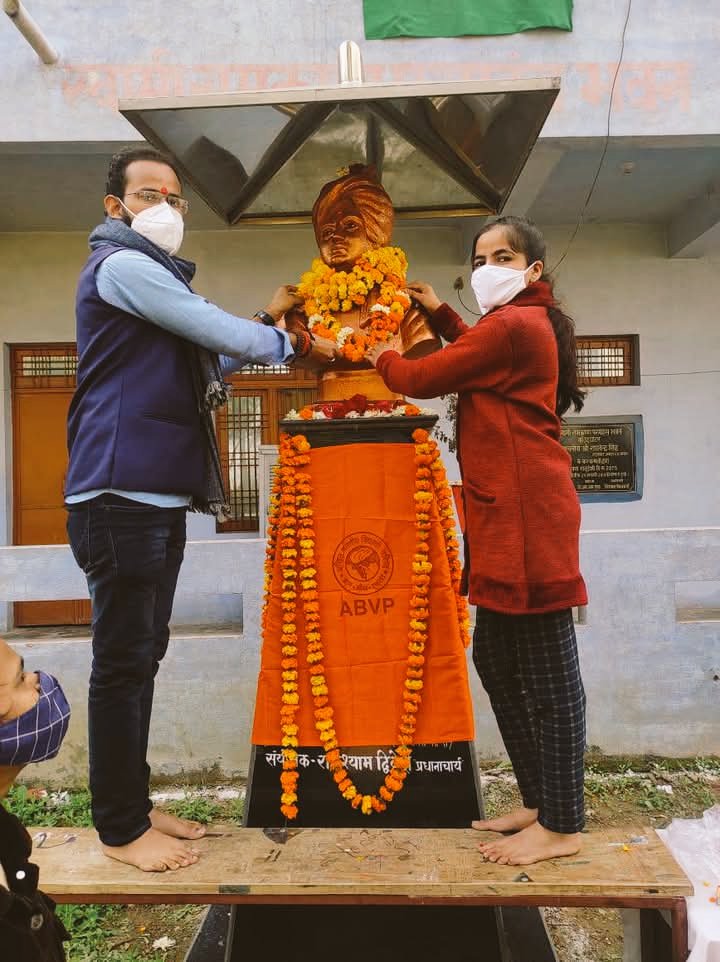 iMoniMishra's tweet photo. "यदि तुम्हारा पड़ोसी भूखा है,तो मंदिर में प्रसाद चढ़ाना पाप है।।
                                 @स्वामी विवेकानंद 
#Youthorganization 
#SwamiVivekanand https://t.co/EG7eic86Cp