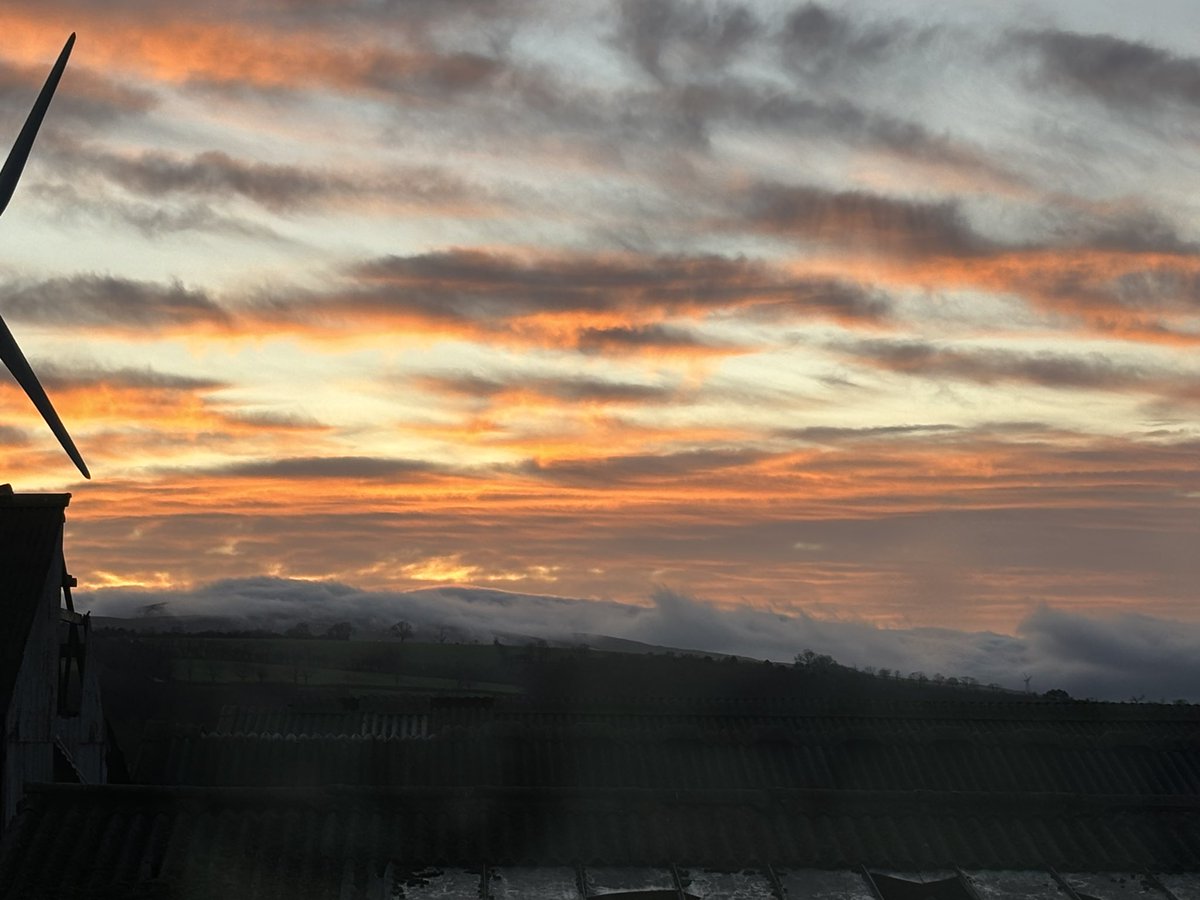 rattycastle's tweet image. #Sunset over #Caldbeck  #lettherebelight 😂  what a perfect day 11 degs not -11