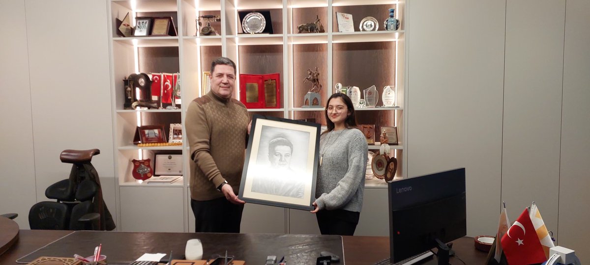 Bugün, Selim Yedikardeş'i,  ziyaret ettik. 
Kendisine, okulumuz için yaptığı katkılardan dolayı teşekkür ettik ve öğrencilerimizin yaptığı karakalem portre çalışmasını hediye ettik.  Bizi çok samimi bir sohbetle ağırlayan Sayın Yedikardeş'e teşekkür ederiz.