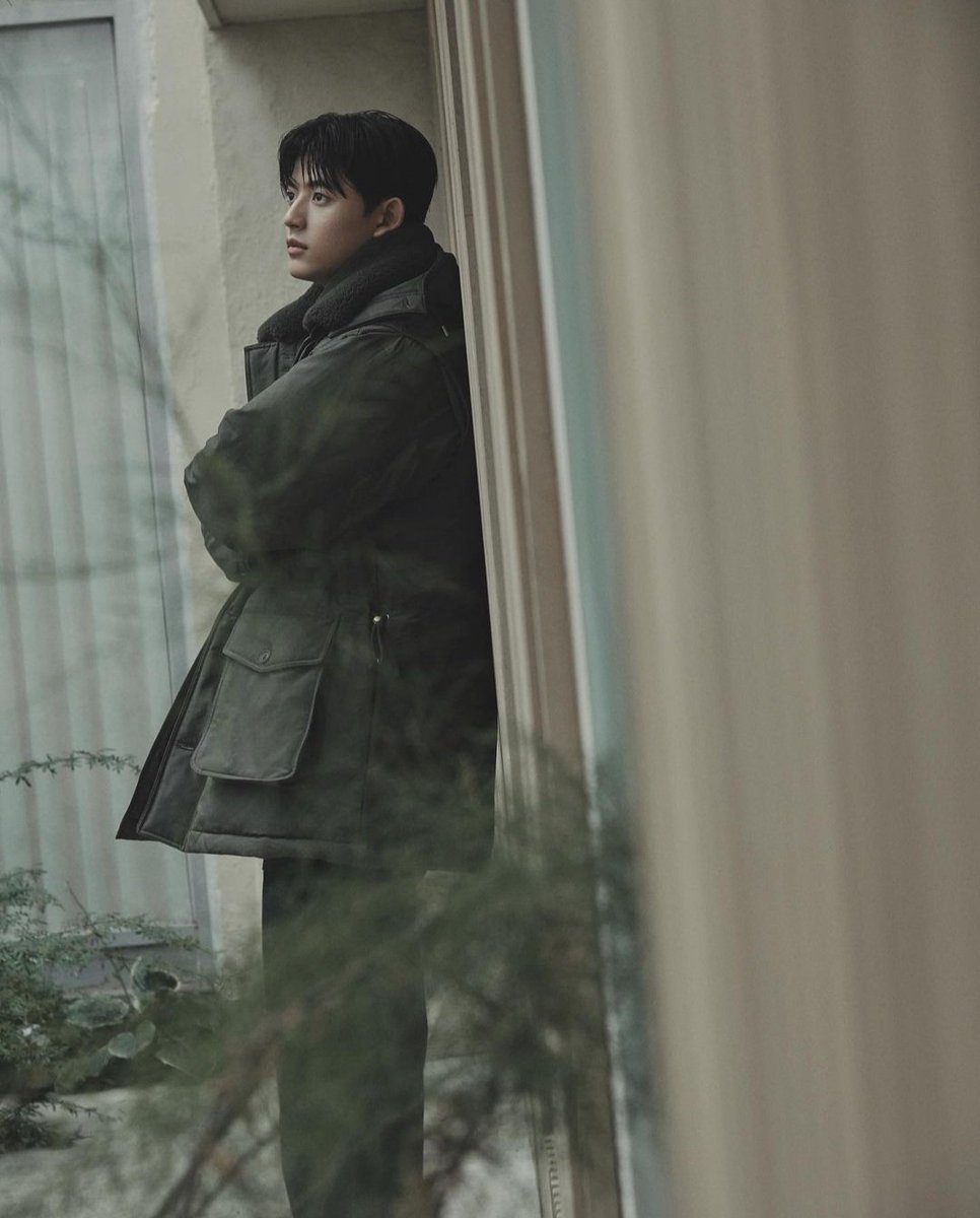 I'd always thought vintage style was pretty cool. As I walked down the street, I felt like I was straight out of a classic movie, rocking the past with a modern twist. It wasn’t just a look, it was a whole vibe.