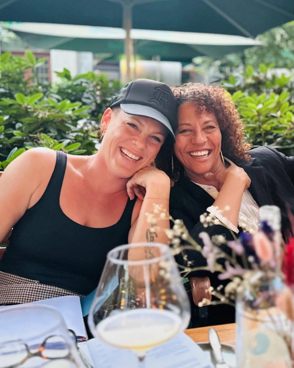 _summercarnival's tweet photo. 🎤 Happy birthday to the one and only Stacyyyy Maeee @stacycampbell514❣️🎂 @pink #pinksfamily #pinkiesfamily #summercarnivaltour https://t.co/0l56cRQzhN