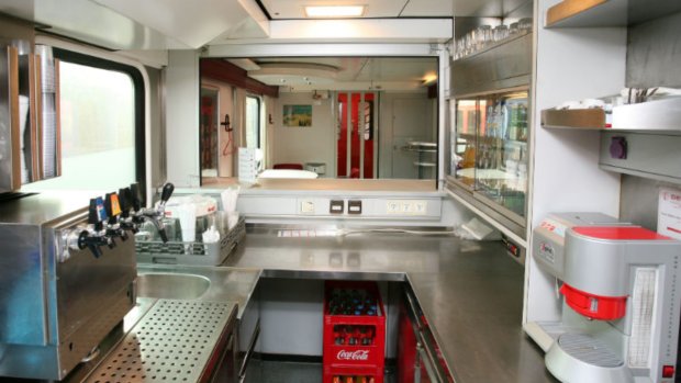 Knödelexpress, 🇨🇿 Prag - 🇩🇪 Berlin 🚂
/Die Fahrt nach Berlin ohne rote Sitze. Knödelexpress wird seinen legendären Speisewagen verlieren/

Stilvolle rote Stühle und warmes Essen für gutes Geld. Die bekannten Speisewagen verlassen nach und nach die Verbindung zwischen Prag und