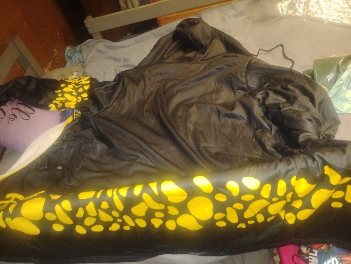 ACursedSeer's tweet photo. https://t.co/EYBXZsyX4W

First time any of y'all have really seen me in a minute, BUT.

My Law Coat came in.

And the inside of it is very very very soft. https://t.co/IXcvuwkGsA