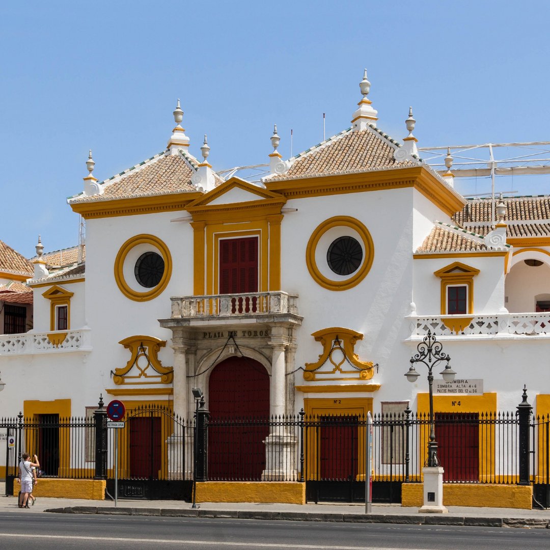 🌟 LA MAESTRANZA DE SEVILLA 🌟 La plaza es de estilo tardo-barroco, tiene forma de polígono irregular de 30 lados y tardó en terminarse 120 años. Está considerada una de las mejores plazas de toros de España por su arquitectura y tradición 
#OpenHouseSevilla #festivalarquitectura