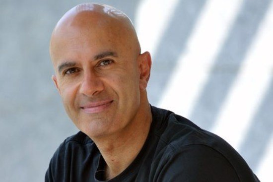 "Dünyadaki en zavallı insan görme yetisi olup da görüş sahibi olmayandır."

- Robin Sharma