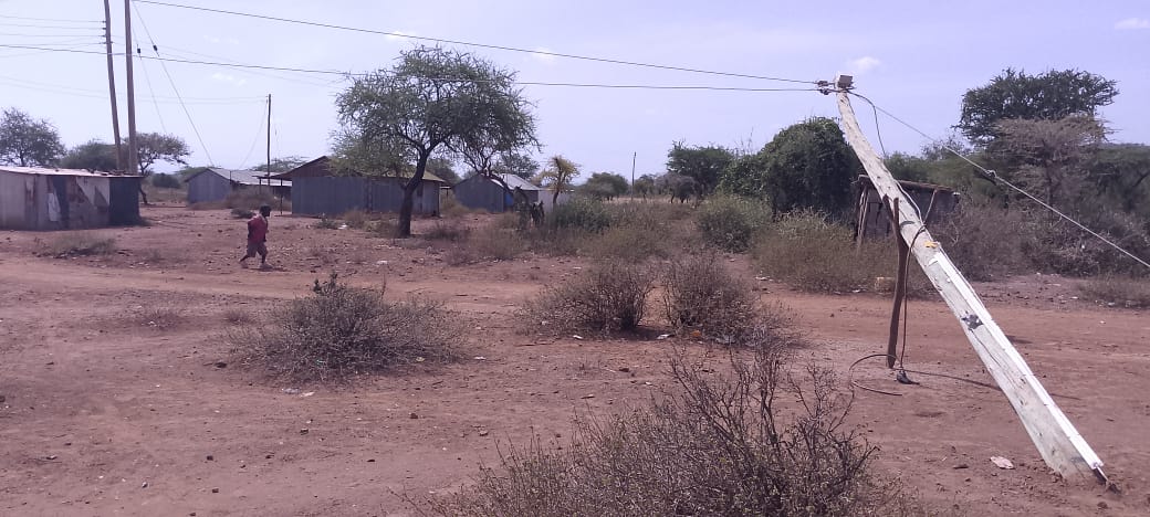 FChamuren's tweet photo. @KenyaPower_Care  these are fallen live electricity wires at Kamar Center. This is pausing danger to human beings and Animals in this Area. 
The nearest public utility is Kamar Primary School,in Mogotio constituency,Baringo County https://t.co/MUfbUEKgJe