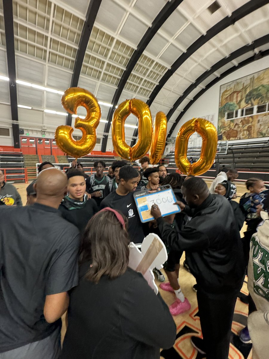 crowezone5's tweet photo. Hard Work, Dedication, and Love. 83 games = 3025 points Thankful for all coaches and teammates. Thank you J2 for sharing your passion and gift with us. ❤️🏀 https://t.co/o3oR503tUT