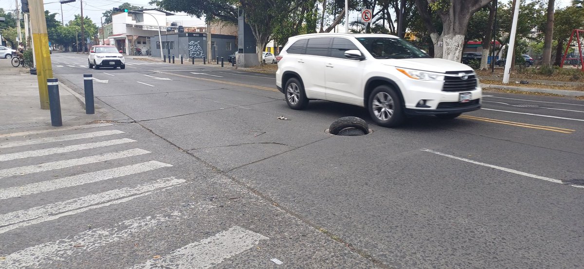 Registro abierto en Av. Cruz del Sur, esquina con barlovento <a href="/GuadalajaraAyto/">Ayuntamiento de Guadalajara</a> y/o <a href="/siapagdl/">Siapagdl</a>
Muy riesgoso por la velocidad de los automóviles. En la noche no se ve. Favor de atender reporte