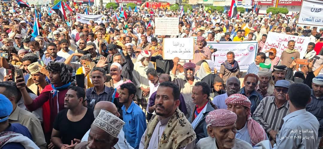 الفرق بيننا وبين الشماليين أننا نعيش أحرارًا، نطالب بحقوقنا ونخرج للمظاهرات من أجل المرتبات وتحسين الأوضاع الاقتصادية ونتمتع بحرية التعبير.
أما في الشمال، فإن الحوثي قد نهب كل شيء؛ فلا مرتبات ولا خدمات ولا تنمية ولا مشاريع تُذكر، ورغم كل ذلك، يعيش الشماليين تحت القمع، لا يجرؤ