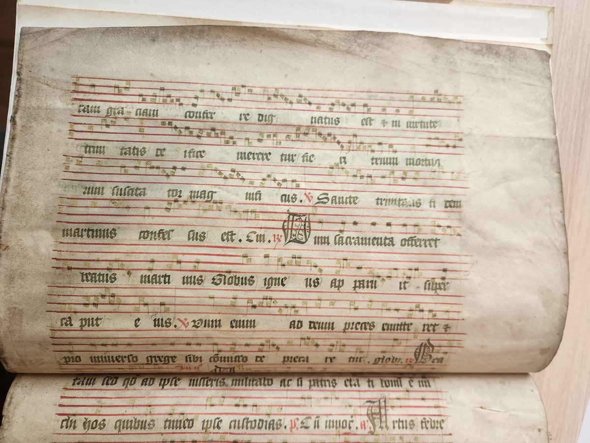 Dr Ann Buckley (@annbuckley90) on Twitter photo Fragment of the Office of St Martin in a complete folio used as wrapping for a set of orders taken at Kilkenny by the Lord Deputy and Council in 1548/49. Bellingham Estate, now in Chatsworth House. Pic Brian Donovan,
<a href="/BrianEneclann/">Brian Donovan</a> <a href="/DactF/">DACT Fragments</a> Fragment of the Office of St Martin in a complete folio used as wrapping for a set of orders taken at Kilkenny by the Lord Deputy and Council in 1548/49. Bellingham Estate, now in Chatsworth House. Pic Brian Donovan,
<a href="/BrianEneclann/">Brian Donovan</a> <a href="/DactF/">DACT Fragments</a>