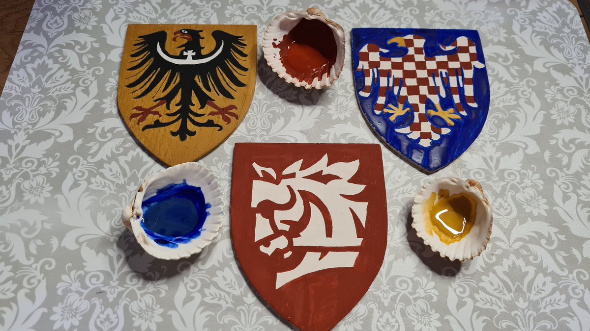sir_doenny's tweet image. Hi 👋
1/X I made #Bohemia &amp;amp; SirRadzig @TheSirRadzig coat of arms with medieval technique on wooden shields &amp;amp; handmade paper with white chalk, english red and yellow ocher, magnetite black pigments as egg tempera. 

Would I deserve hit 1k followers?☺️

 Retweet most appreciated🥂