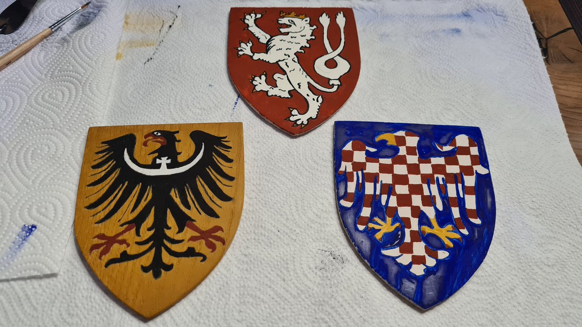 sir_doenny's tweet image. Hi 👋
1/X I made #Bohemia &amp;amp; SirRadzig @TheSirRadzig coat of arms with medieval technique on wooden shields &amp;amp; handmade paper with white chalk, english red and yellow ocher, magnetite black pigments as egg tempera. 

Would I deserve hit 1k followers?☺️

 Retweet most appreciated🥂