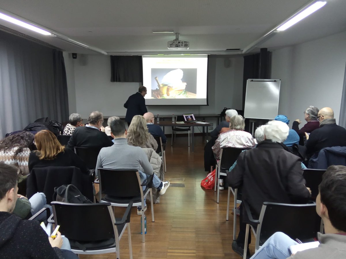 OctubreCCC's tweet photo. Iniciem en curs «La cuina a casa nostra. La mediterraneïtat que no podem perdre» impartit per Pep Romany de la coqueria #PontSec de Dénia presentat per @JuliPereto / #EspaiCiència @iec @fan_set_ @Revista_Metode @CdCienciaUV @AccioCulturalPV / 🖼️ @pacolonso https://t.co/EdzUTjbqeO