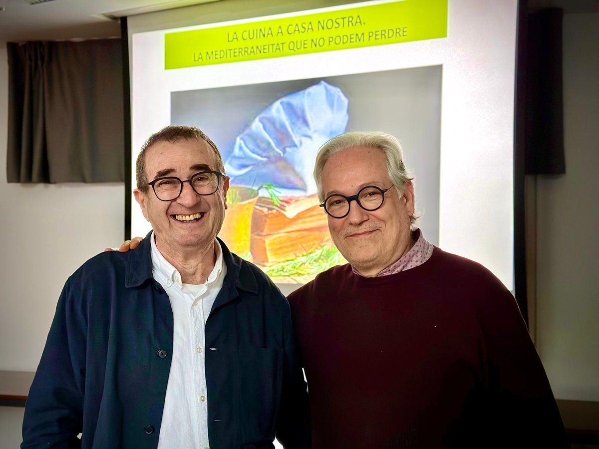 OctubreCCC's tweet photo. Iniciem en curs «La cuina a casa nostra. La mediterraneïtat que no podem perdre» impartit per Pep Romany de la coqueria #PontSec de Dénia presentat per @JuliPereto / #EspaiCiència @iec @fan_set_ @Revista_Metode @CdCienciaUV @AccioCulturalPV / 🖼️ @pacolonso https://t.co/EdzUTjbqeO