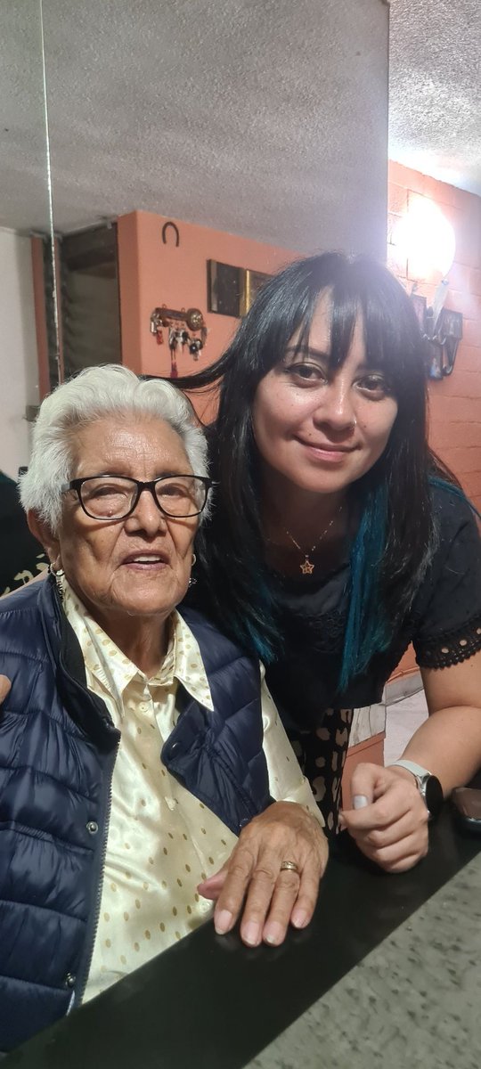 soy_anisha's tweet photo. Se quedó dormida y ya no despertó.
Nos dejó el espacio como testamento,
Lleno de nostalgia, lleno de emoción,
Vaga su recuerdo por los sentimientos...
Que triste se ha puesto la vida desde que perdí a mi abuelita, debí aprovecharla más.❤️‍🩹 https://t.co/Sl0VtEFk3s