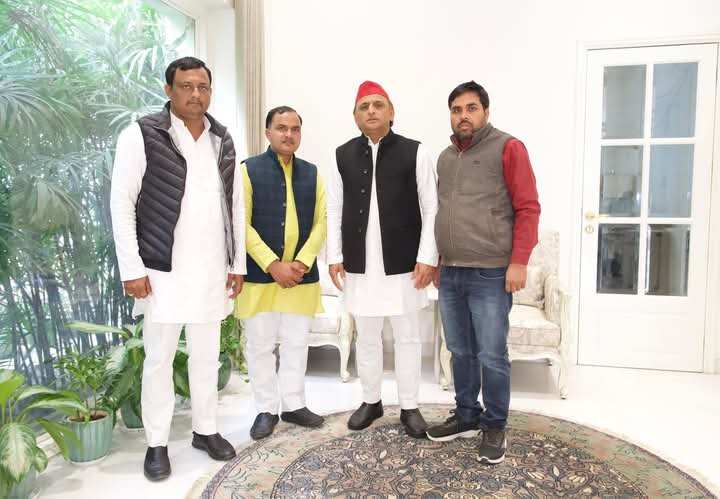 आज बड़े भैया राहुल सिंह ने आज संक्रांति के अवसर पर अपने 
प्रिय नेता आदरणीय राष्ट्रीय अध्यक्ष समाजवादी पार्टी #श्री_अखिलेश_यादव_जी से उनके आवास पर आशीर्वाद प्राप्त किया 
<a href="/RahulSingh9009/">Rahul Singh</a>